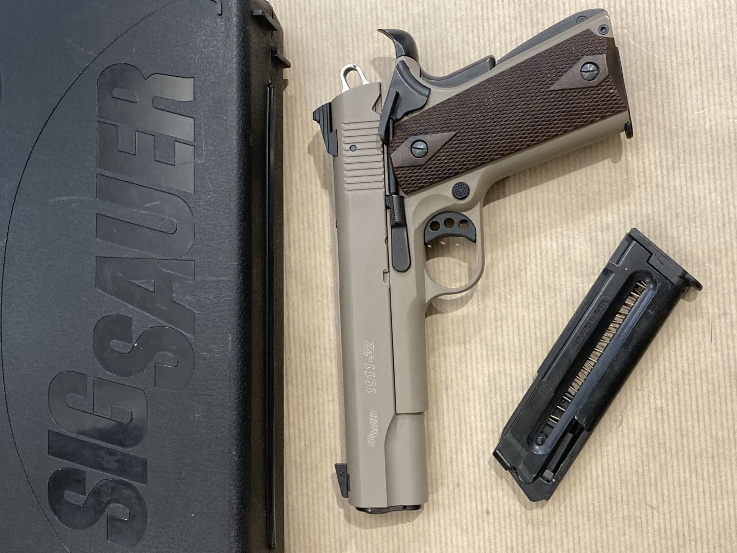 pistolet Sig Sauer mod. 1911/22 couleur sable calibre 22 lr. pistolet Sig Sauer mod. 1911/22 couleur sable calibre 22 lr.