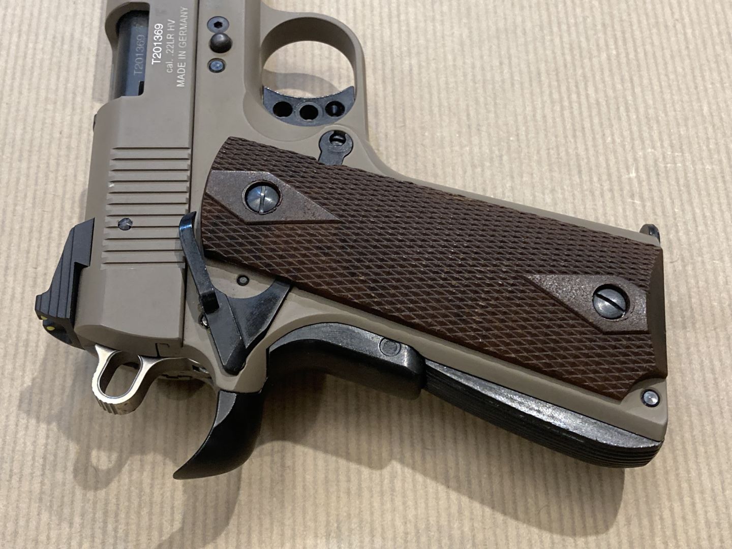 pistolet Sig Sauer mod. 1911/22 couleur sable calibre 22 lr. pistolet Sig Sauer mod. 1911/22 couleur sable calibre 22 lr. – Image 2